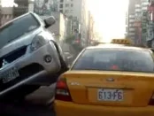 Рассеянная дама проехалась на своем Mitsubishi по двум автомобилям (ВИДЕО)