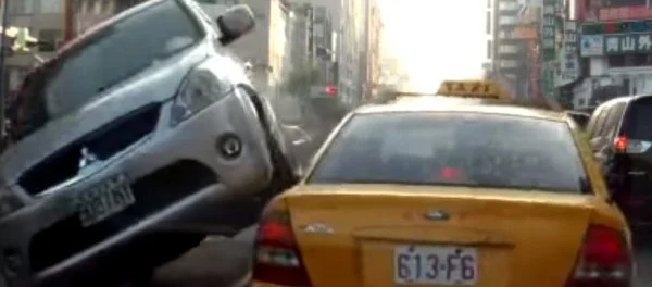 Рассеянная дама проехалась на своем Mitsubishi по двум автомобилям (ВИДЕО)