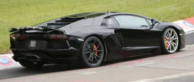 Lamborghini Aventador SV становится более жестким, крепким и легким