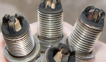 Как самостоятельно поменять свечи зажигания?