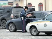 Автомобиль въехал в яму из-за открытого люка? Осторожно! ГАИ может изъять права! (Видео)