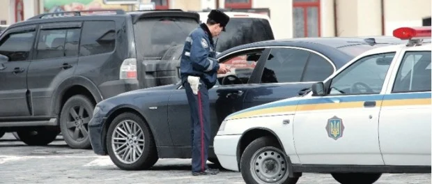 Автомобиль въехал в яму из-за открытого люка? Осторожно! ГАИ может изъять права! (Видео)