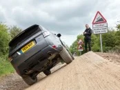 Новым Range Rover можно управлять с телефона
