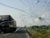 Как ремонтировать сколы и трещины на лобовом стекле?