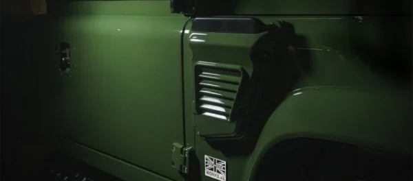 Land Rover собрал особый Defender в магазине мужской одежды