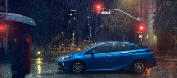 Toyota представила новый Prius с полным приводом