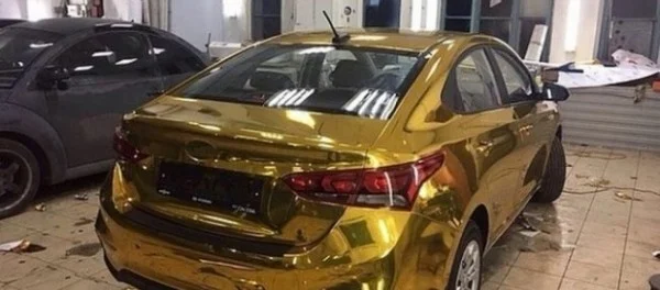 «Цыганский Solaris»: «Золотой» тюнинг Hyundai Solaris развеселил сеть