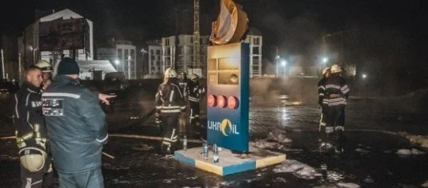 Под Киевом вспыхнула заправка: ручьи горящего топлива потекли по трассе