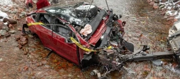В США электрокар Tesla с подростками попал в жуткую аварию