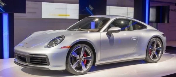 Спорткар Porsche 911 стал мощнее и быстрее