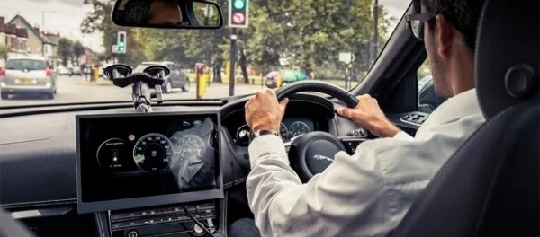 Jaguar Land Rover научил автомобили общаться со светофорами