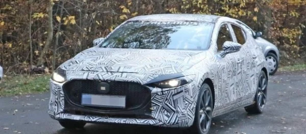 Абсолютно новую Mazda 3 засекли на тестах перед дебютом на автошоу Лос-Анджелеса