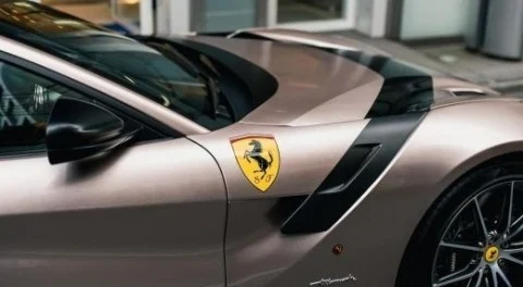 В Японии засняли Ferrari F12tdf уникального оттенка