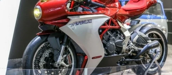 Mv Agusta показала живьем концепт Superveloce 800
