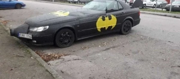 Старенький SAAB 9-5 превратили в Бэтмобиль