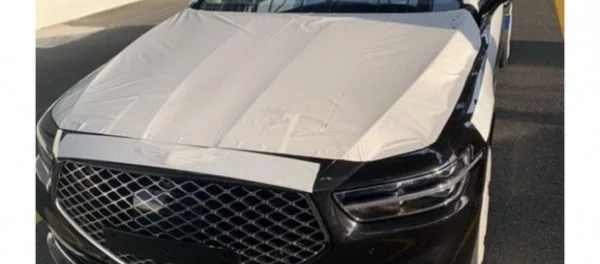 Обновленный Genesis G90 сфотографировали на улице
