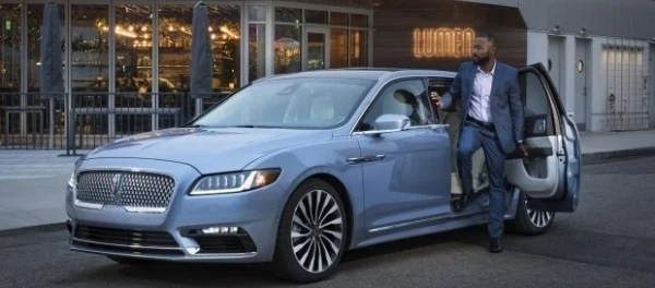 Lincoln представила юбилейную версию седана Continental с «суицидальными» дверями
