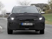 Неизвестный KIA Ceed внедорожного варианта тестируется в камуфляже