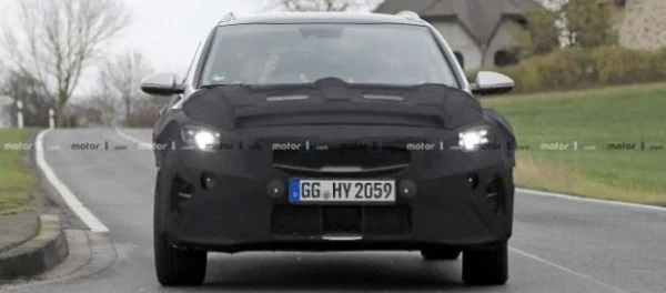 Неизвестный KIA Ceed внедорожного варианта тестируется в камуфляже