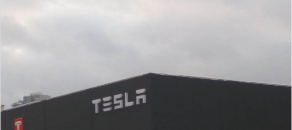 В Украине назрел скандал из-за здания c фирменным логотипом Tesla