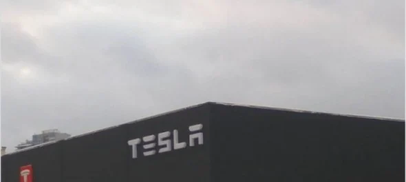 В Украине назрел скандал из-за здания c фирменным логотипом Tesla