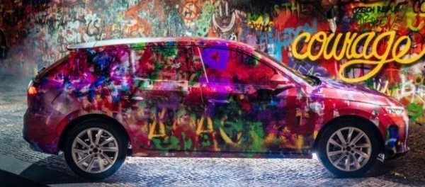 Новую модель Skoda разукрасили в стиле стены Леннона в Праге