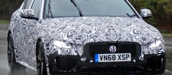 Jaguar приступила к дорожным тестам рестайлингового седана XE