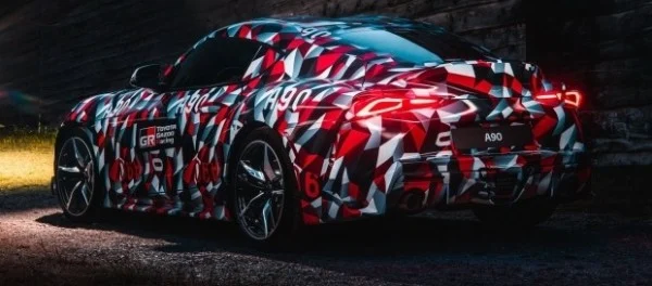 Камуфляж новой Toyota Supra превратили в упаковочную бумагу для подарков