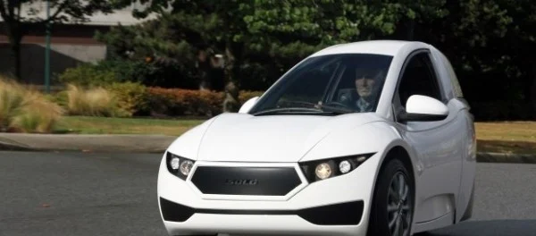 Странный трехколесный электромобиль SOLO EV вызвал неожиданный спрос у покупателей