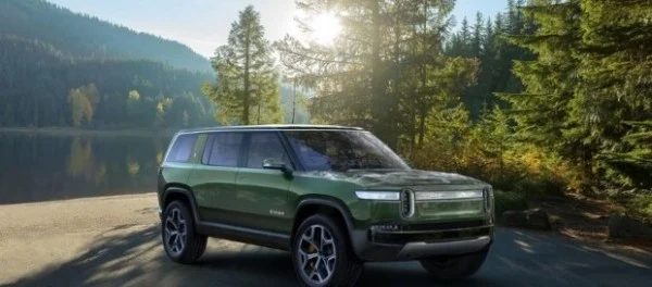 Rivian готовит «сумасшедший» автомобиль с короткой базой и огромным клиренсом