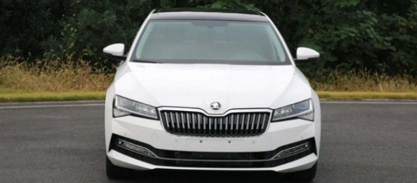 В сети появились фото новой Skoda Superb 2020