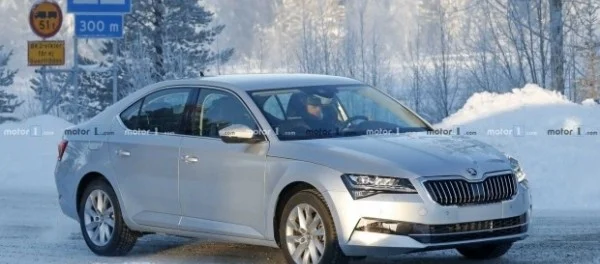 Фотошпионам удалось засечь обновленную Skoda Superb на тестах