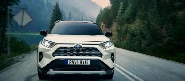 В салоне «Автоарт» на Шевченко открылись предварительные продажи Тoyota RAV4 пятого поколения