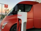 На дорогах заметили электрогрузовик Tesla Semi необычной расцветки