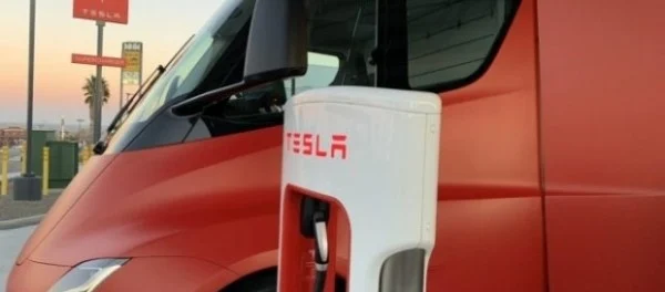 На дорогах заметили электрогрузовик Tesla Semi необычной расцветки