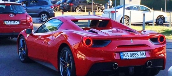 Стало известно, сколько суперкаров Ferrari зарегистрировано в Украине