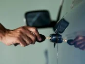 Как экстренно вскрыть заблокированный автомобиль?