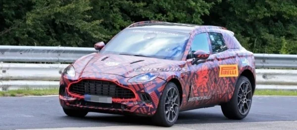 Интерьер первого кроссовера Aston Martin засняли почти без камуфляжа