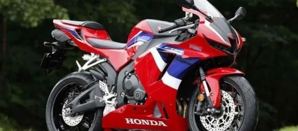 «Живые» фото новой Honda CBR600RR