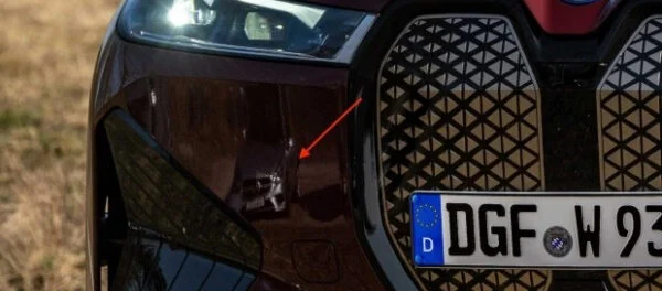 BMW на официальных фото iX прорекламировала Mercedes?