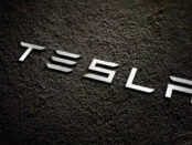 В Германии подожгли строящийся завод Tesla