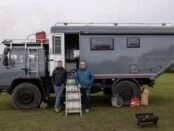 Мандрівник зробив зі старого фургона затишний будинок на колесах
