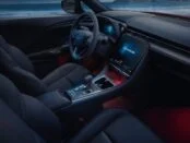 Lexus привезе в Україну мінівен LM та кросовер LBX