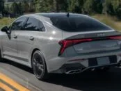 Новий KIA K5 похвалився оновленою зовнішністю та потужнішим мотором