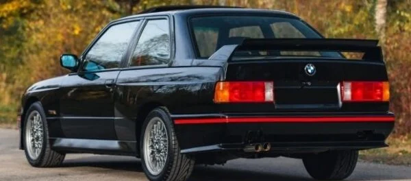 Стара трійка BMW 90-х виставлена на продаж за
