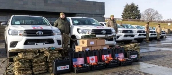 США та Канада передали українським саперам нові пікапи Toyota Hilux