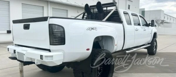 На продаж виставили шестидверний пікап GMC Sierra