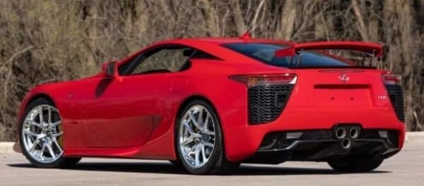 12-річний Lexus без пробігу пішов із молотка за 880 000 доларів